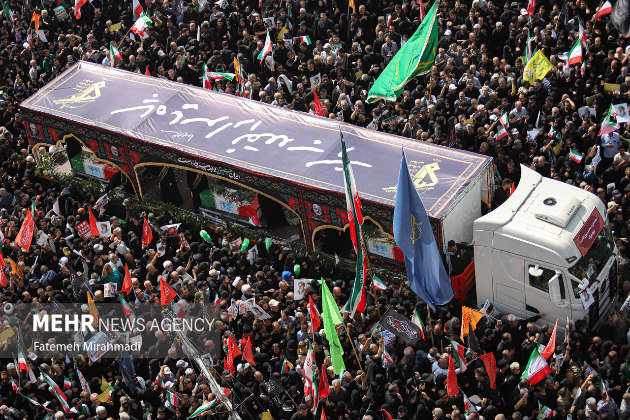 تشییع پیکر ۶۰ شهید اقتدار در تهران؛ تجلی وحدت و استکبارستیزی در محرم